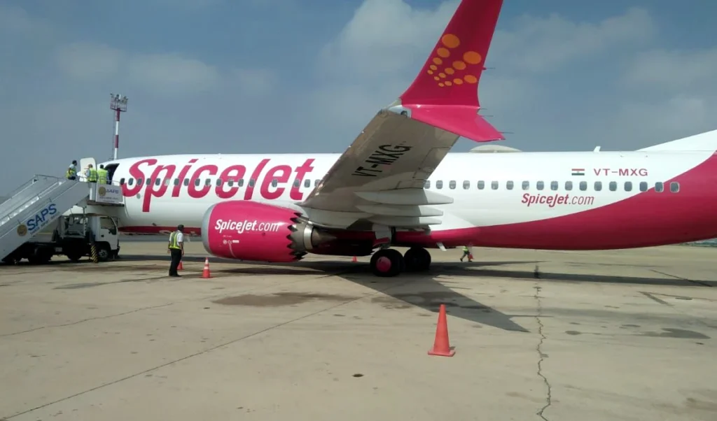 spicejet plans to raise rs 3200 crore through debt equity