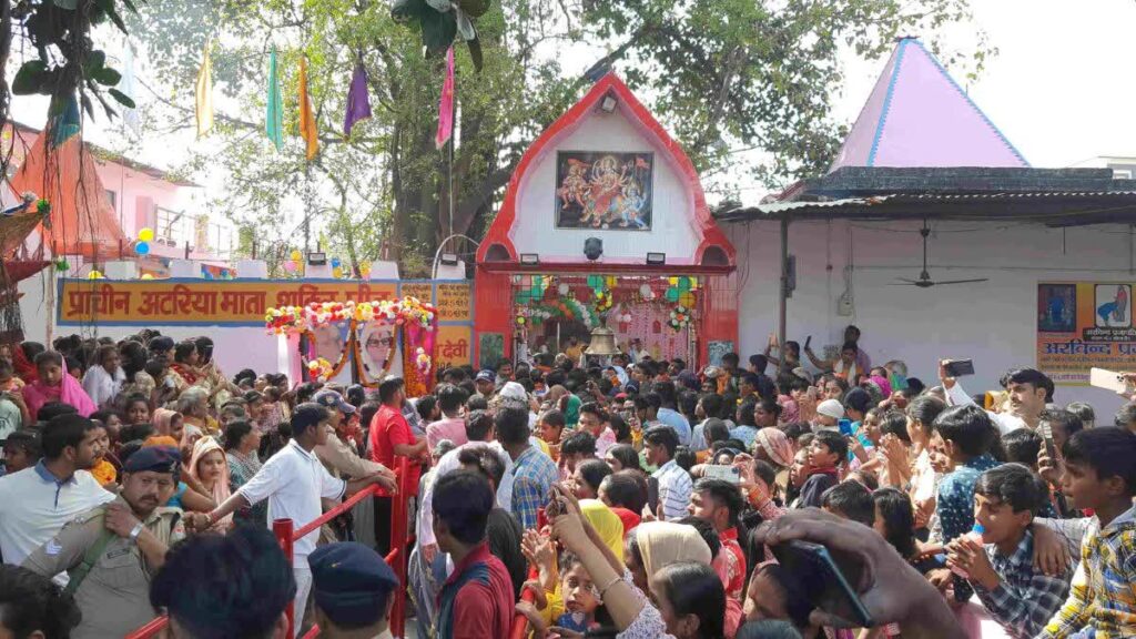 अटरिया मंदिर में श्रद्धालुओं का उमड़ा भारी समूह