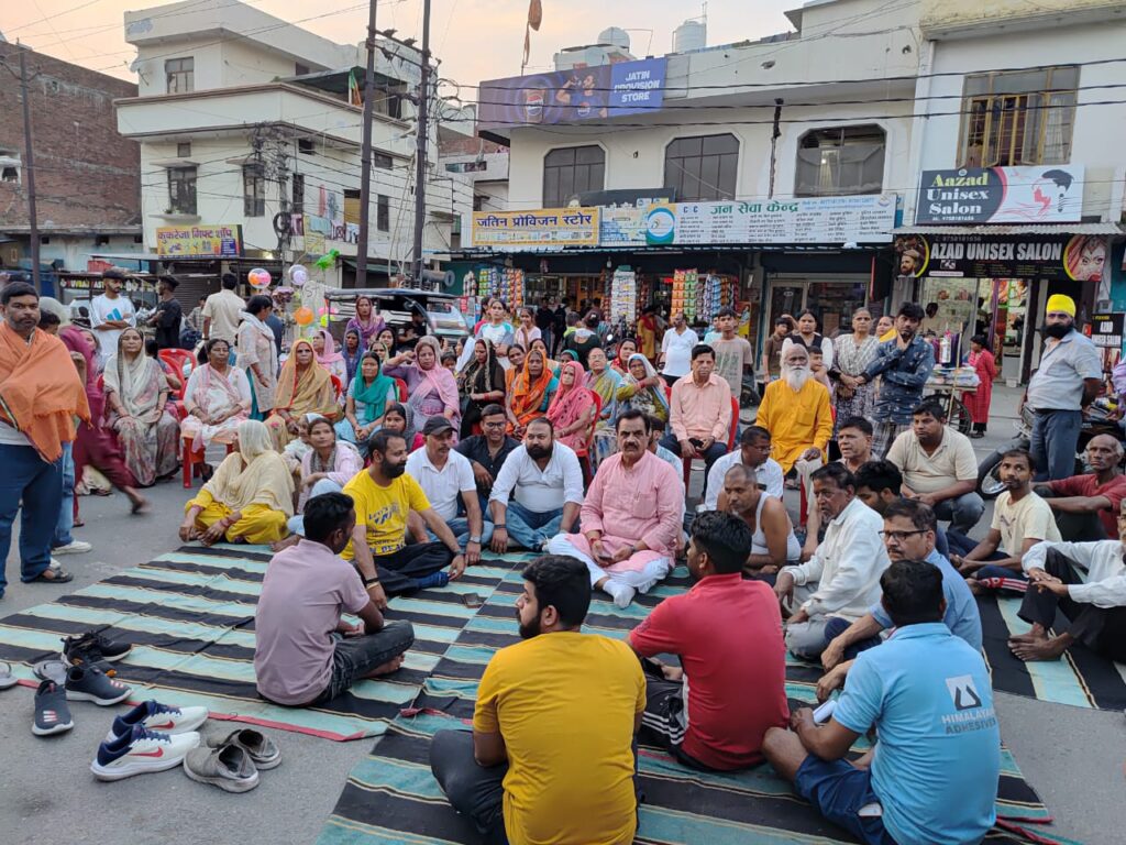 पूर्व विधायक राज कुमार ठुकराल का घास मंडी में शराब की दुकान के खिलाफ सड़क पर धरना