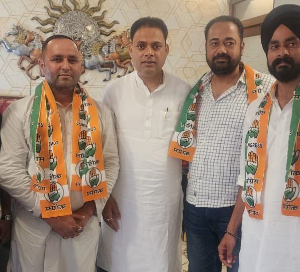 भाजपा को झटका: रोशन सिंह समर्थकों सहित कांग्रेस में शामिल