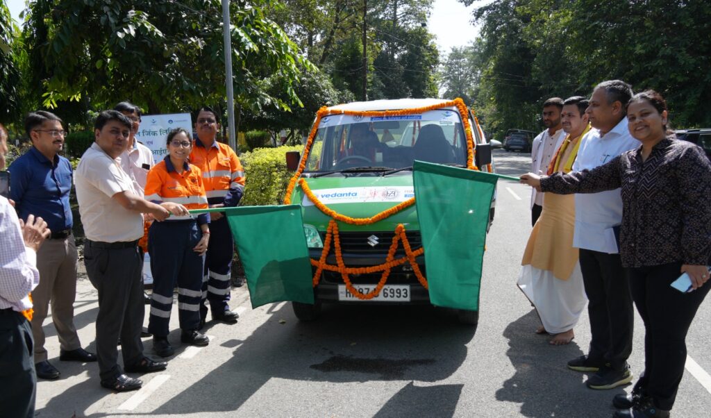 रूद्रपुर में जिलाधिकारी ने मोबाइल स्वास्थ्य सेवा वाहन को हरी झंडी दिखाकर किया रवाना